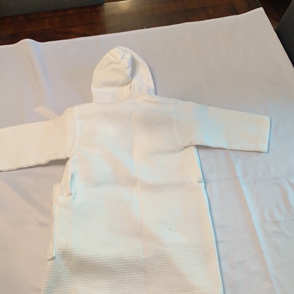 Girls monogrammed pink “L” white robe size S - Picture 4 of 4